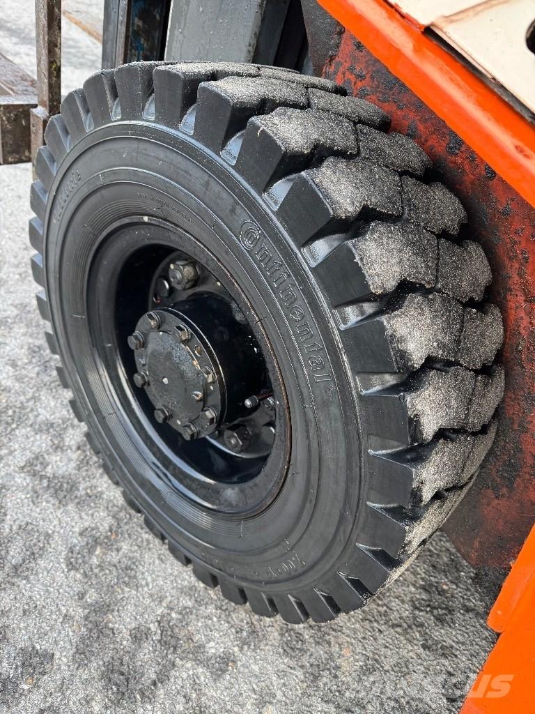 Nissan 25 شاحنات LPG