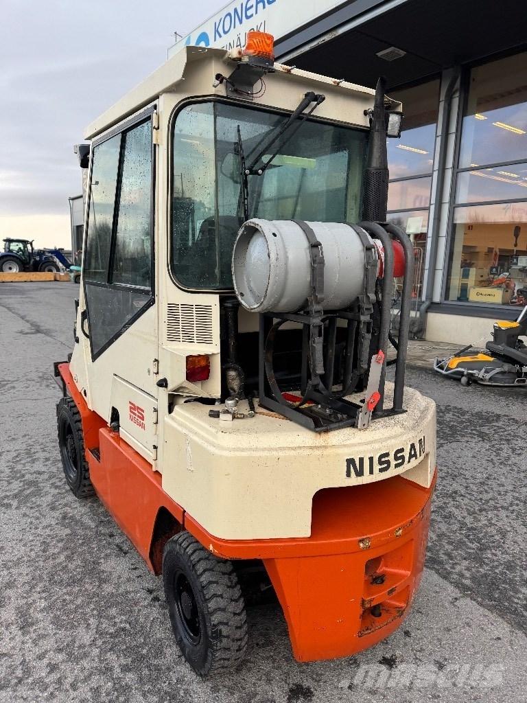 Nissan 25 شاحنات LPG