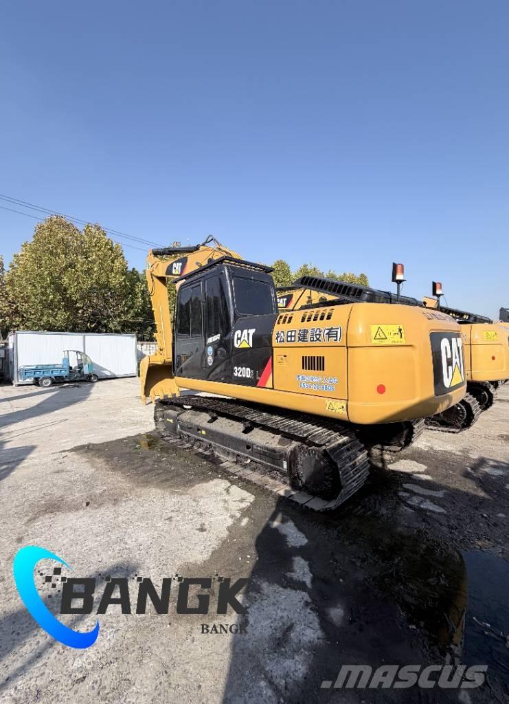 CAT 320 D حفارات زحافة