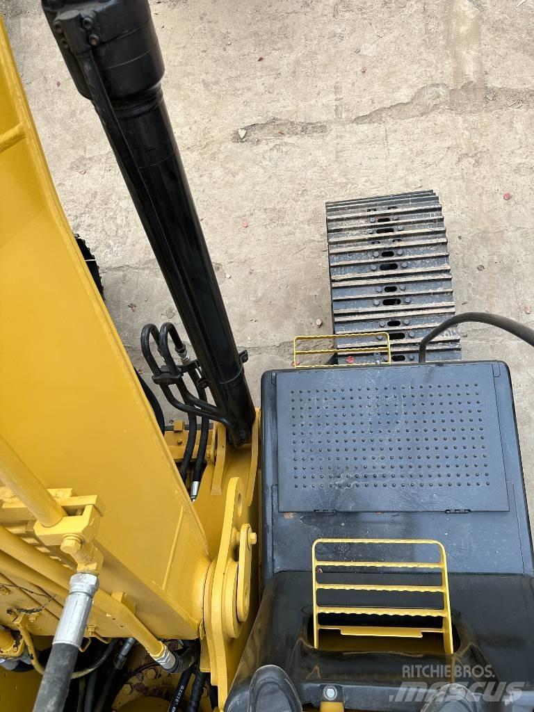 CAT 320 D حفارات زحافة