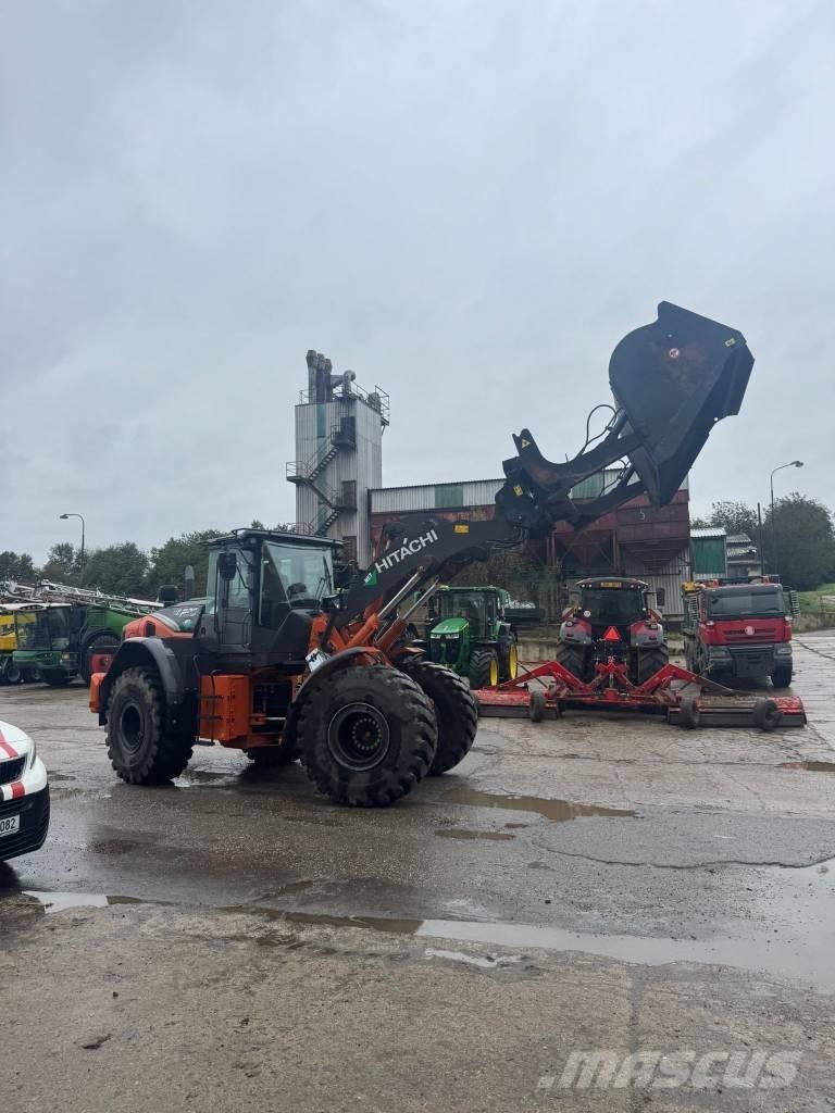 Hitachi ZW220 لوادر بعجل