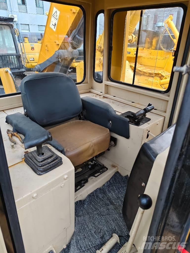 CAT D 5 M بلدوزرات مجنزرة