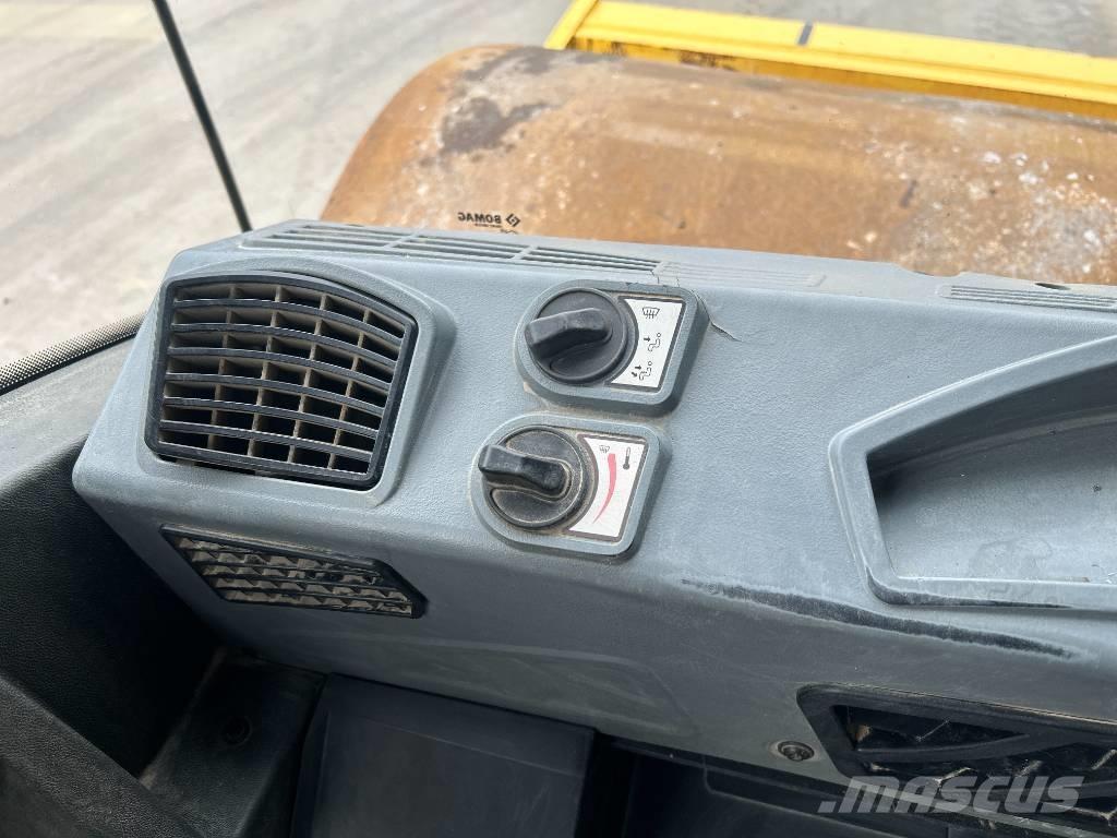 Bomag BW213D-5 مداحل أحادية الأسطوانة
