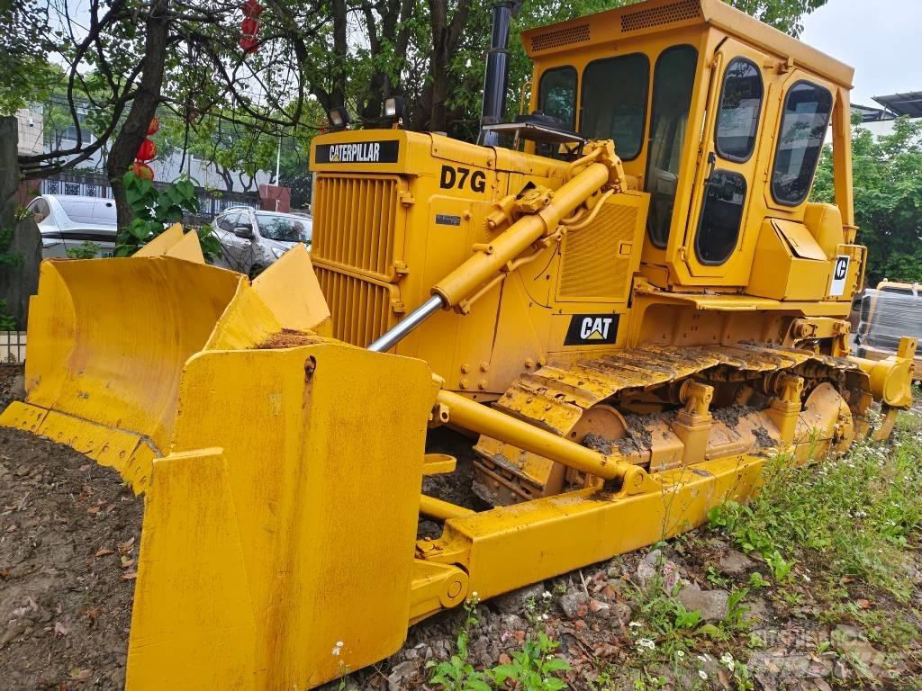 CAT D 7 G بلدوزرات مجنزرة