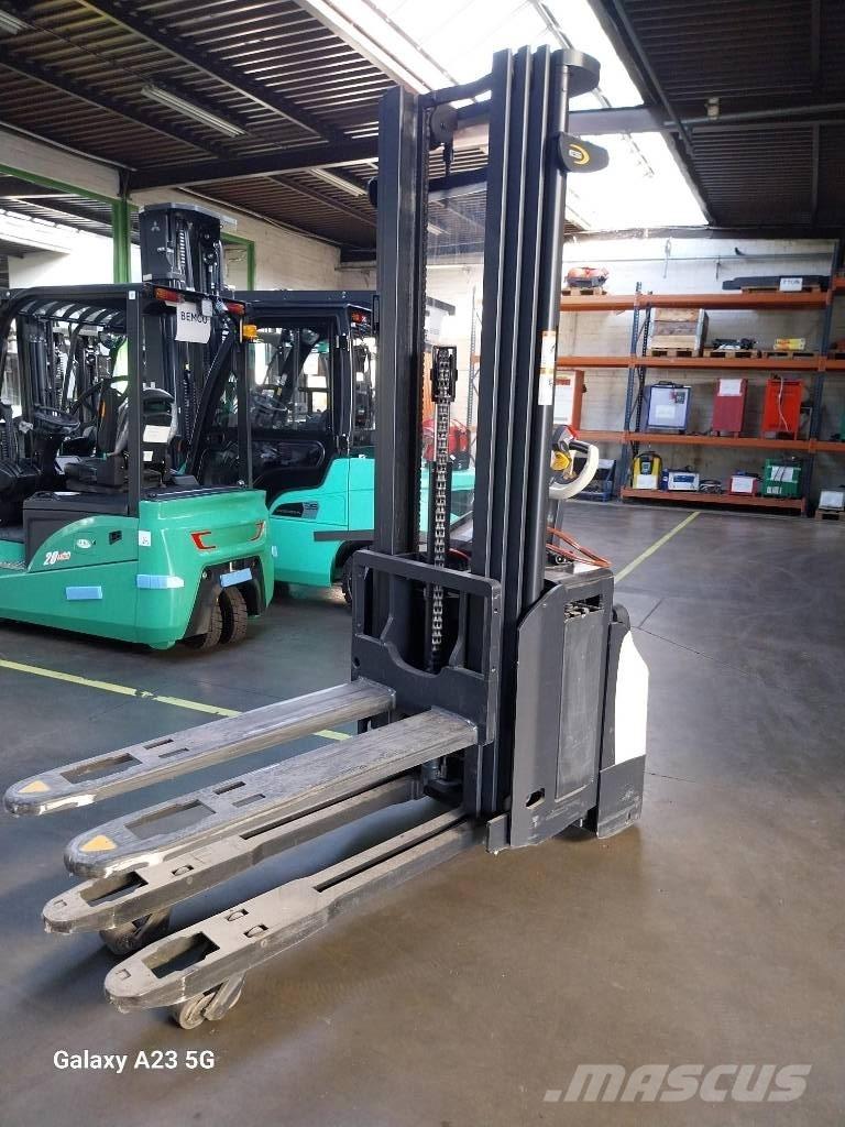 Crown ESi40001.6TT معدات التكديس الجوالة