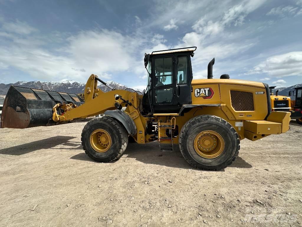 CAT 938M لوادر بعجل