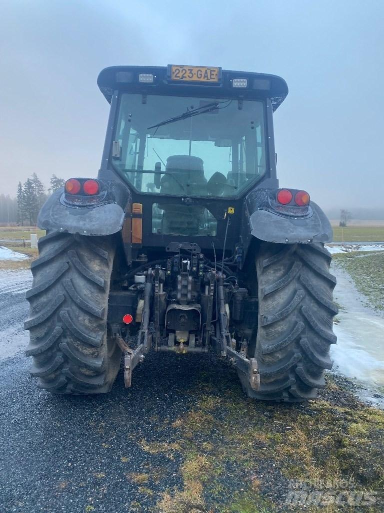 Valtra M 150 الجرارات