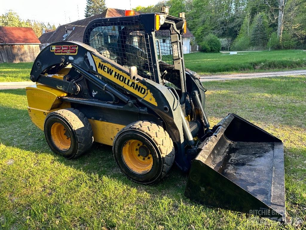 New Holland L 225 لوادر انزلاقية التوجيه