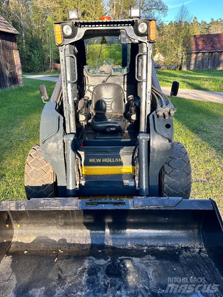 New Holland L 225 لوادر انزلاقية التوجيه