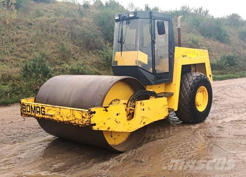 Bomag BW213 D مداحل أحادية الأسطوانة