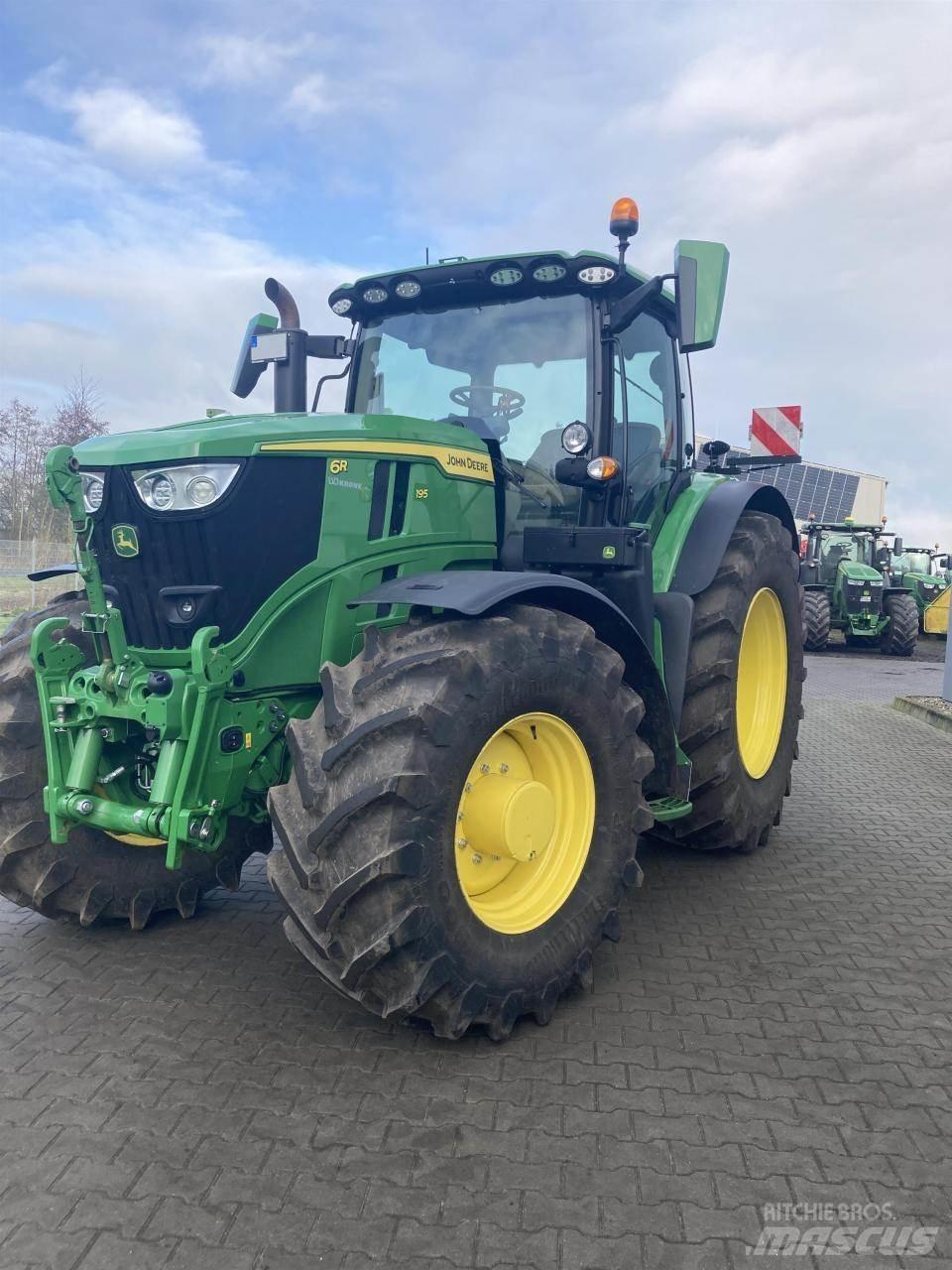 John Deere 6R 195 الجرارات