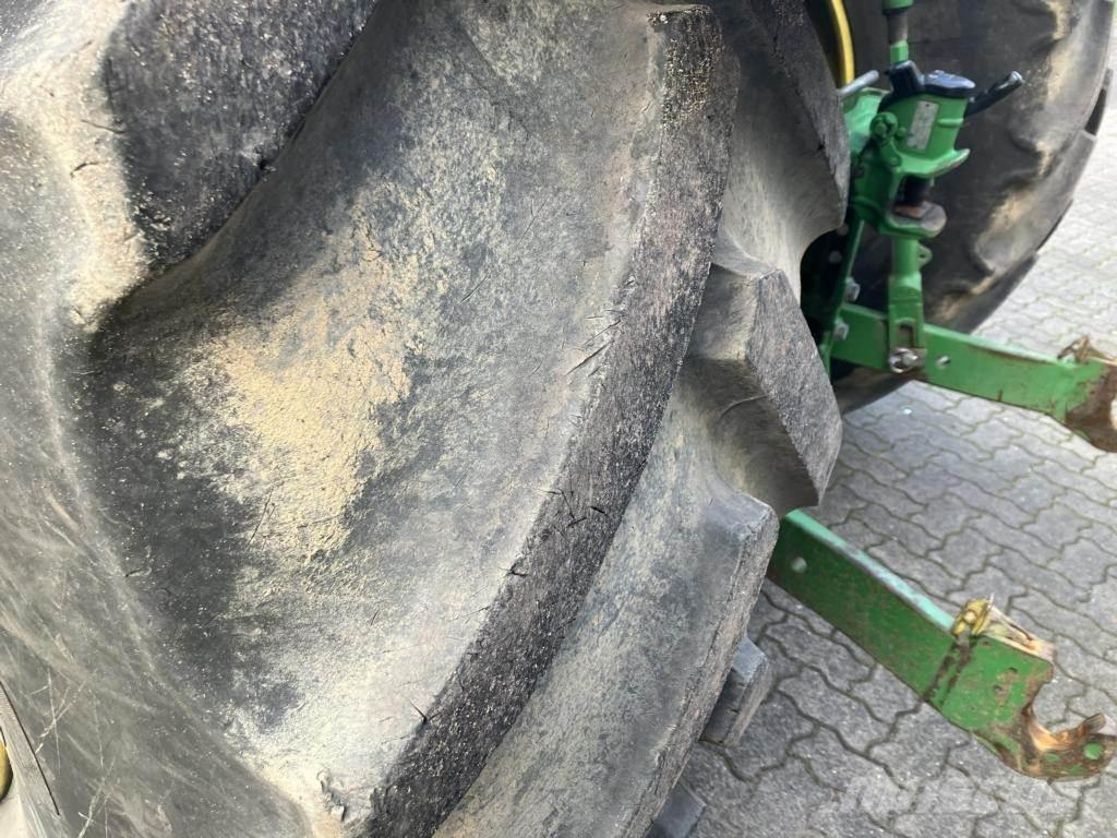 John Deere 6215R الجرارات