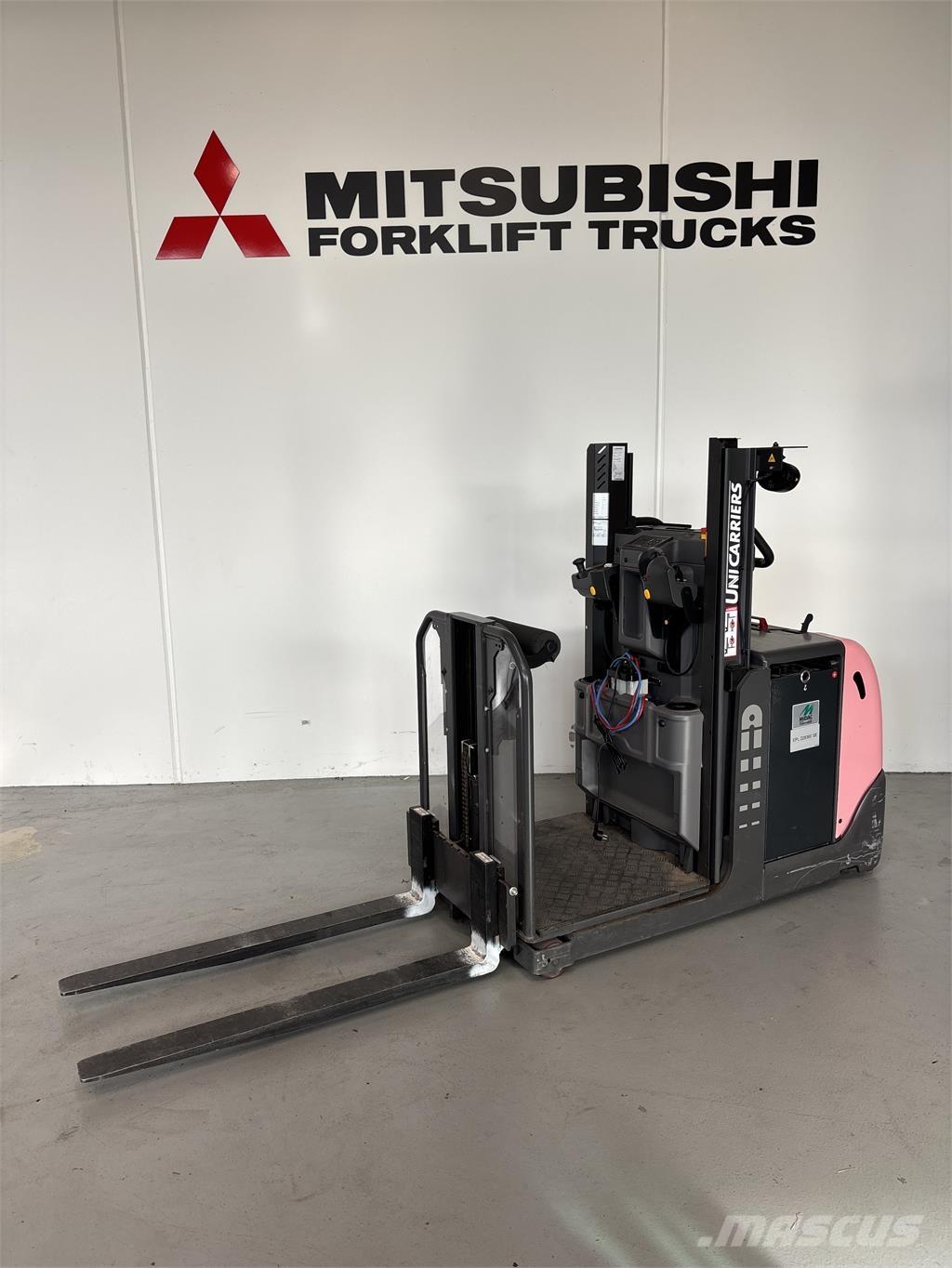 UniCarriers EPL100 معدات الرفع عالي المستوى