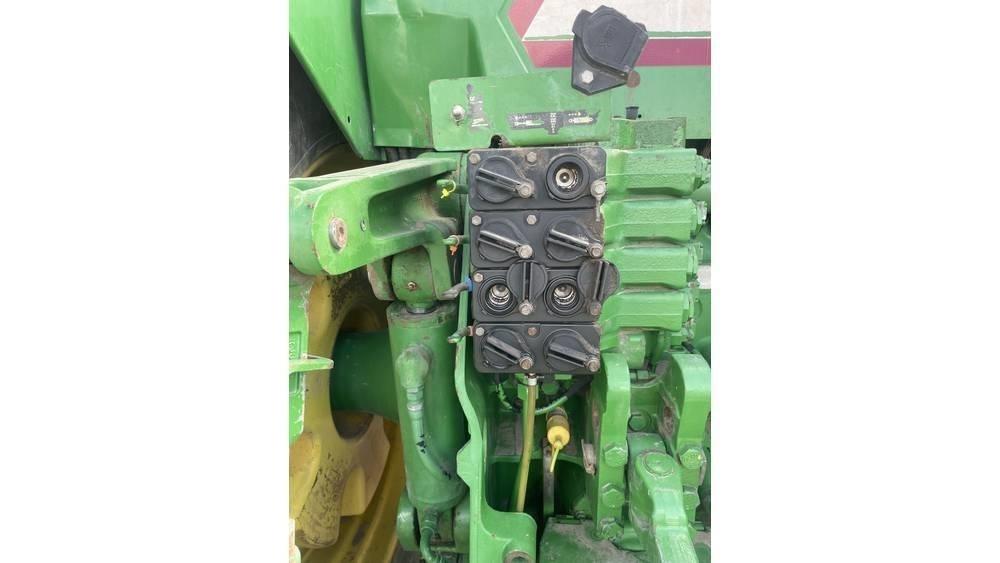 John Deere 8410 الجرارات