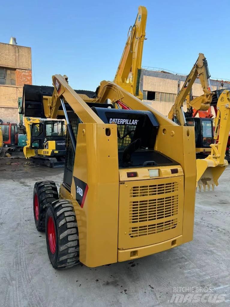 CAT 246D لوادر انزلاقية التوجيه