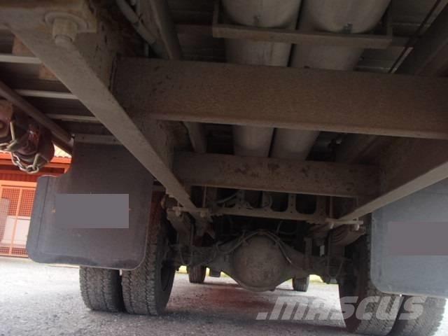 Hino 195 شاحنات مسطحة/مفصلية الجوانب
