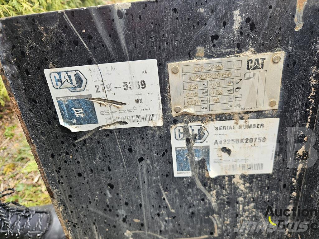 CAT 242 D 3 لوادر انزلاقية التوجيه