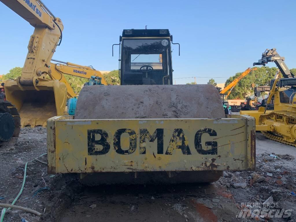 Bomag BW 225 D-3 مداحل ثنائية الاسطوانة