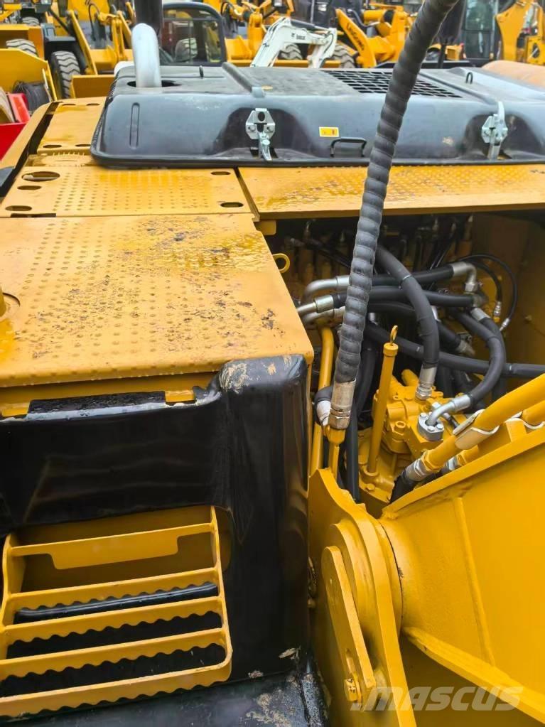 CAT 320D2 حفارات زحافة