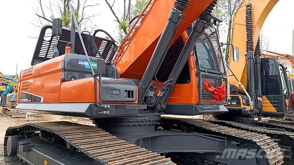 Doosan DX 225 LC حفارات زحافة
