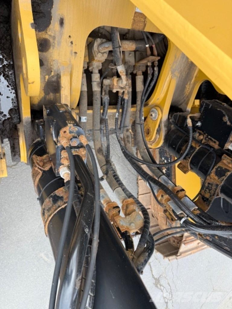 CAT 374 F L حفارات زحافة
