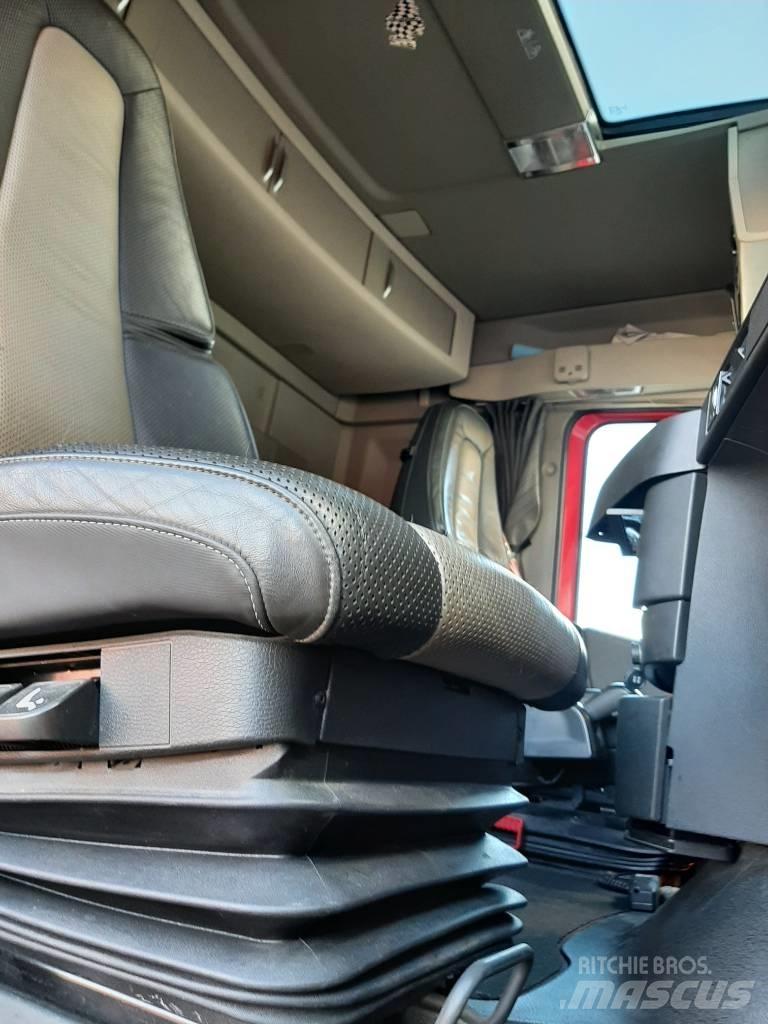 Volvo FH 13 شاحنات بمقصورة وهيكل