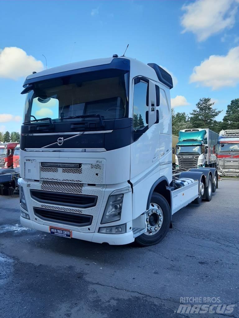 Volvo FH 13 شاحنات بمقصورة وهيكل
