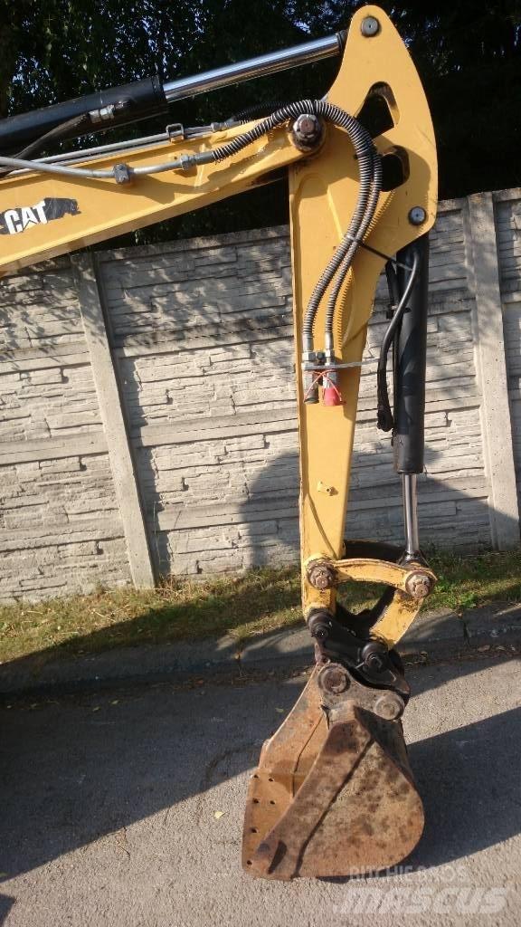 CAT 302.7 D حفارات وسط 7 طن - 12 طن