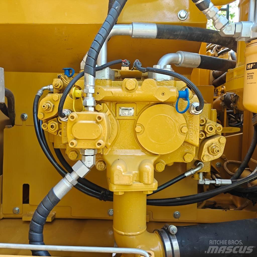 CAT 323D2L حفارات زحافة