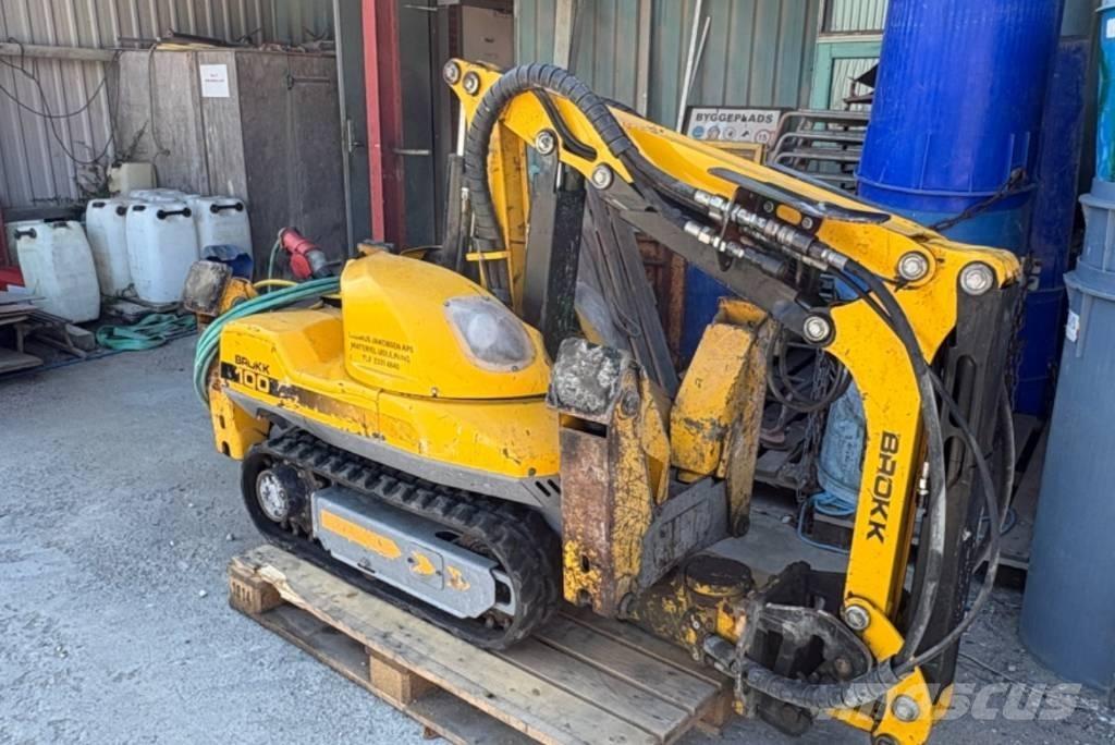 Brokk 100 حفارات هدم