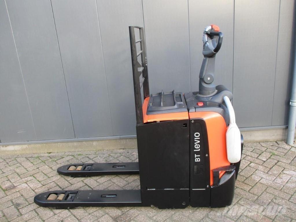 Toyota LPE250 رافعة منخفضة المستوى ذات منصة