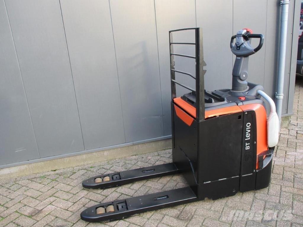 Toyota LPE250 رافعة منخفضة المستوى ذات منصة