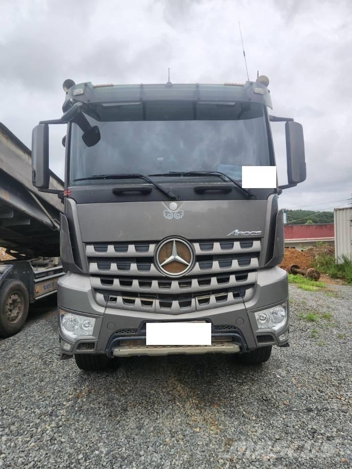 Mercedes-Benz 3951 عربات نقل قلابة للمواقع