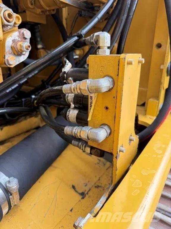 CAT 320DL حفارات زحافة