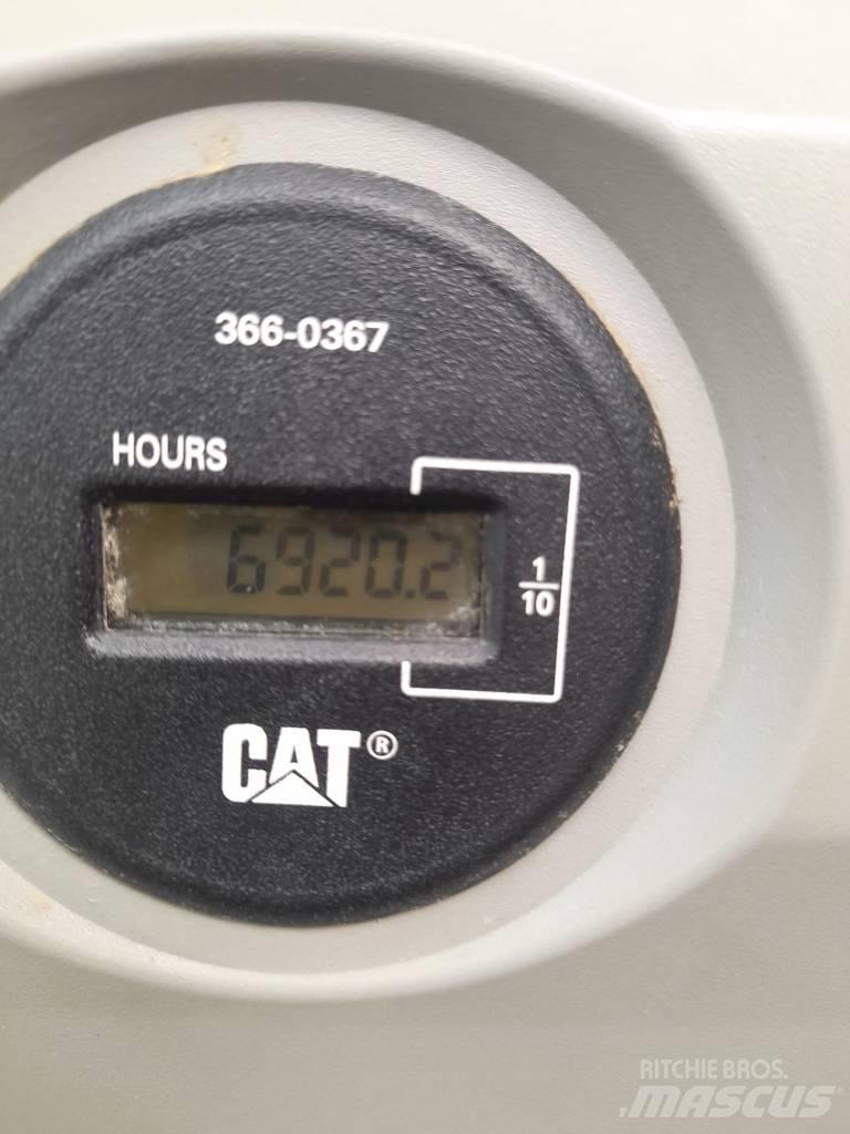 CAT 326 F L N حفارات زحافة