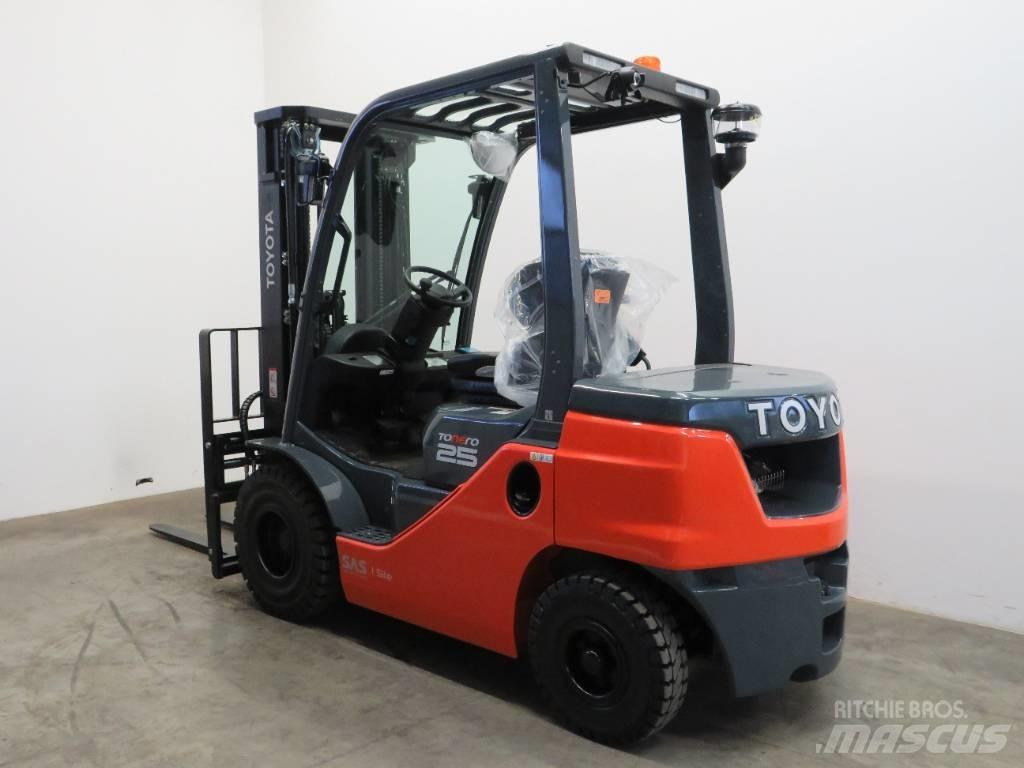Toyota 8 FDF 25 شاحنات الديزل