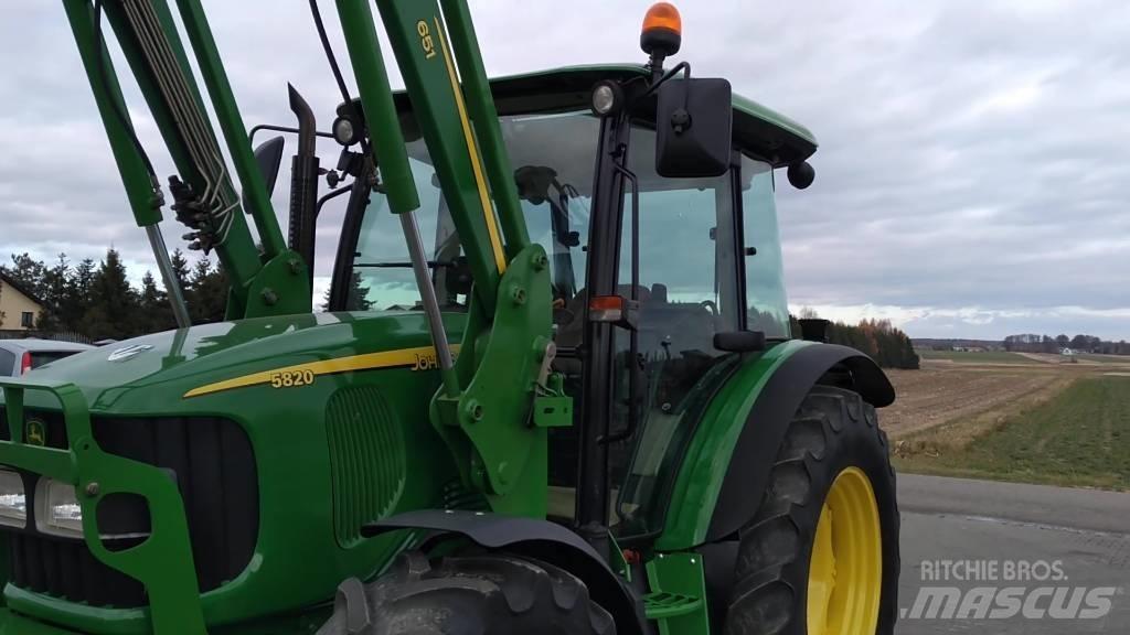 John Deere 5820 الجرارات