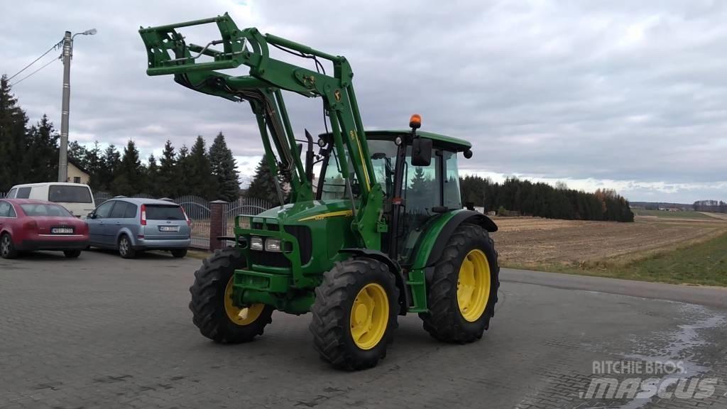 John Deere 5820 الجرارات