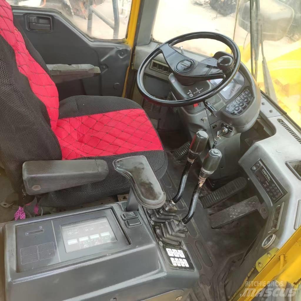 Komatsu WA 600-3 لوادر بعجل