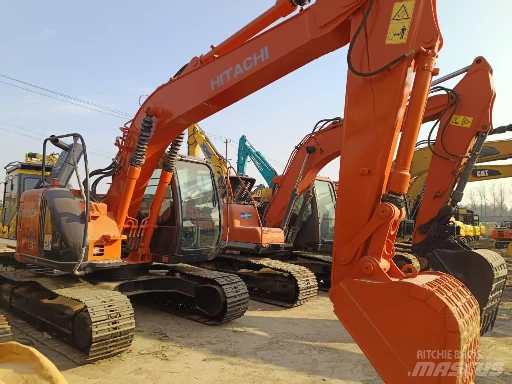 Hitachi ZX135 حفارات زحافة