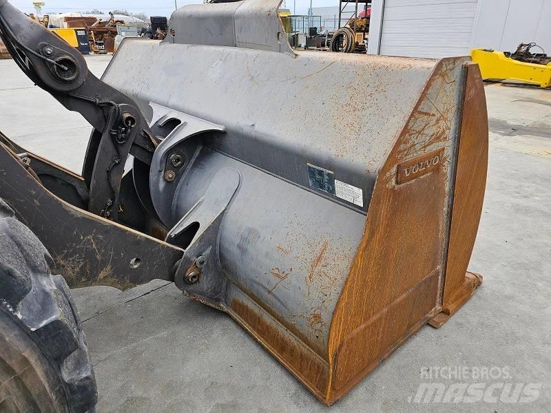 Volvo L 120 H لوادر بعجل