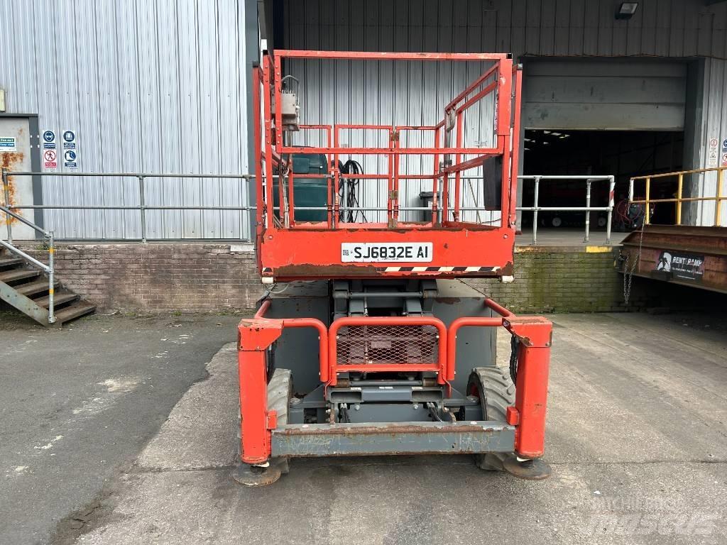 SkyJack SJ 6832 E رافعات مقصية الشكل