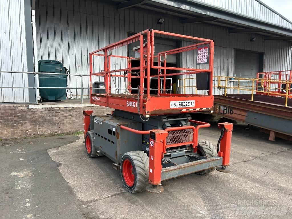 SkyJack SJ 6832 E رافعات مقصية الشكل