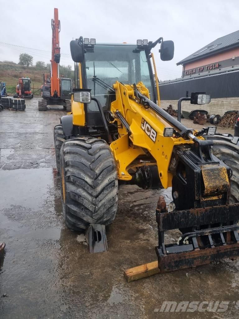 JCB TM 320S معدات مناولة لأغراض الزراعة