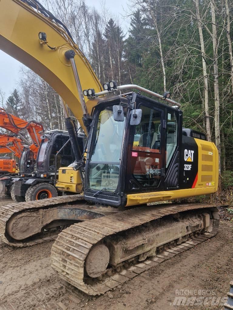 CAT 323 F L حفارات زحافة