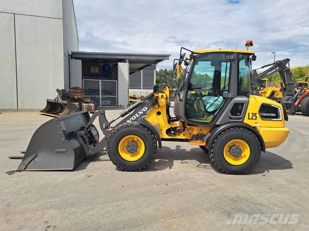 Volvo JL25H لوادر انزلاقية التوجيه
