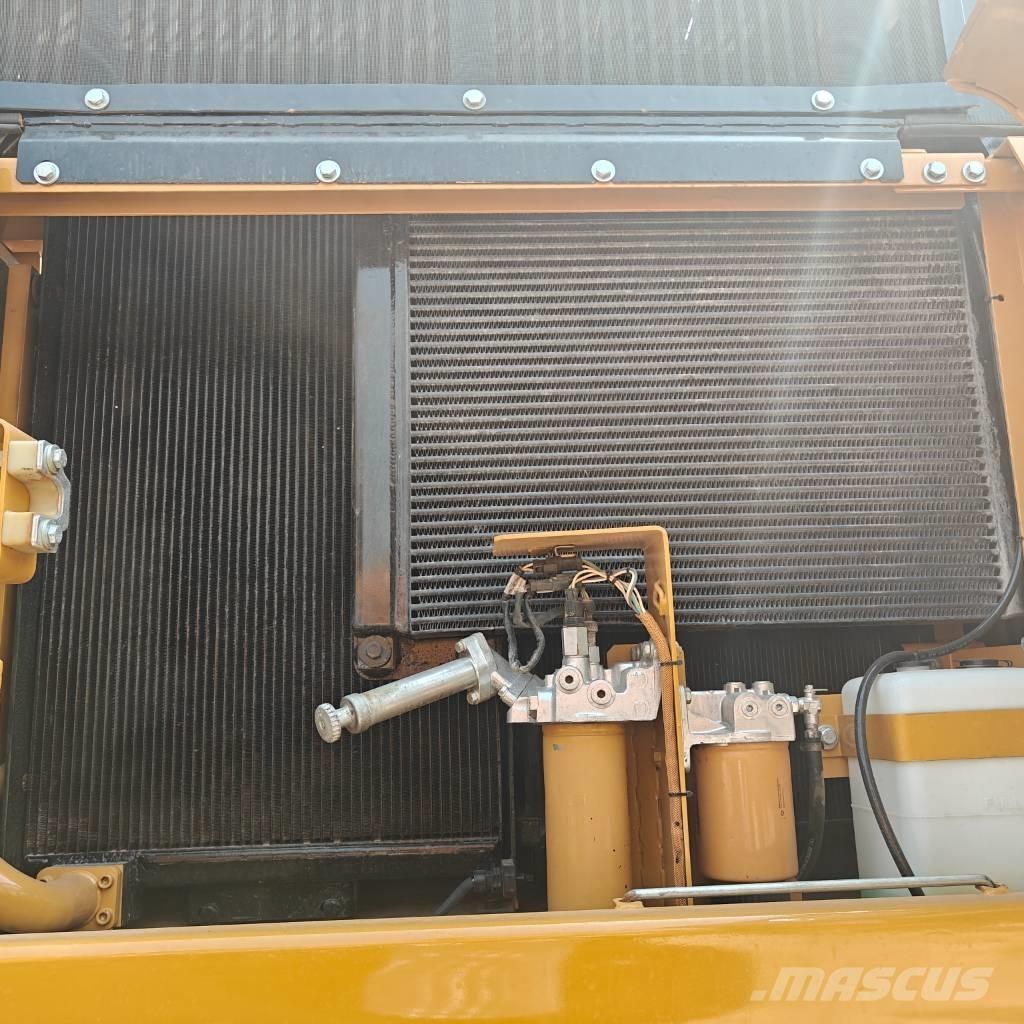 CAT 336D حفارات زحافة