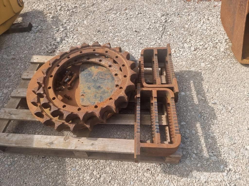 CAT 320 D FOR PARTS حفارات زحافة