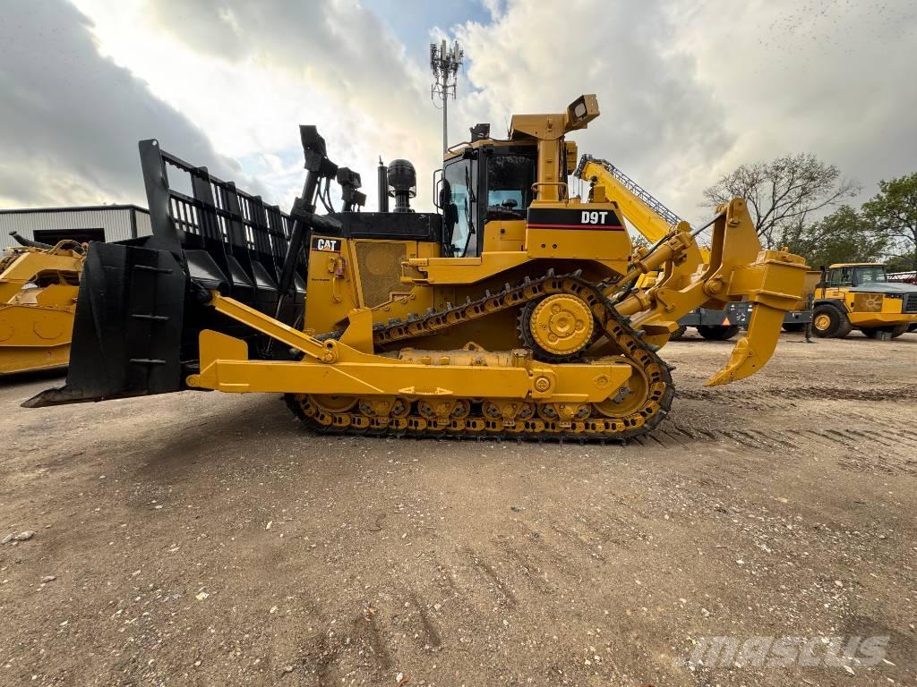 CAT D 9 T بلدوزرات مجنزرة