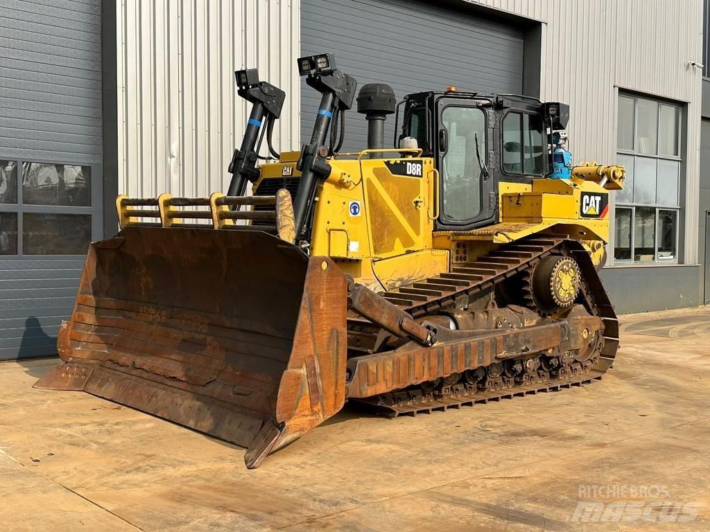 CAT D8R بلدوزرات مجنزرة